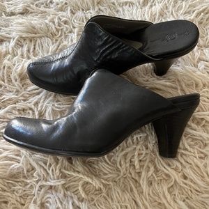 Børn Leather Clog/Mule Heels, Color Black, Size 39/8, Like New condition